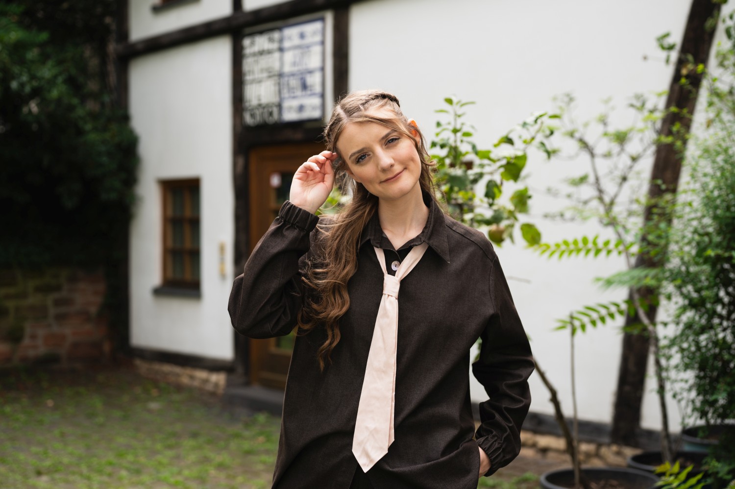 Bluse Marlene, Hose Nale, Seidenkrawatte