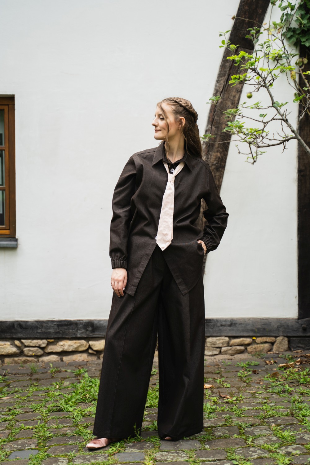 Bluse Marlene, Hose Nala, Seidenkrawatte